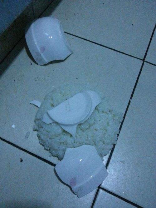 家里的碗总被摔坏,听了小姑一番话后,才知是死去丈夫作怪