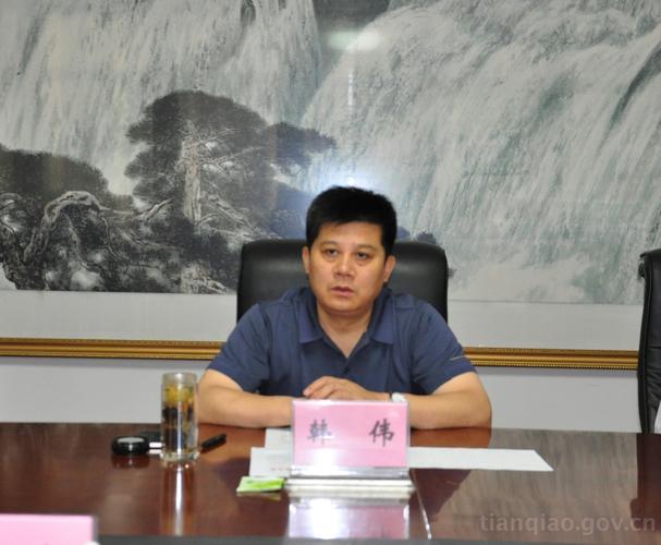 区委常委,组织部长,统战部长韩伟出席座谈会并讲话.