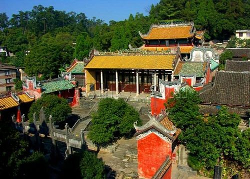 她是桂林唯一的瑶族自治县.总人口27.8万.其中瑶族口占50%.