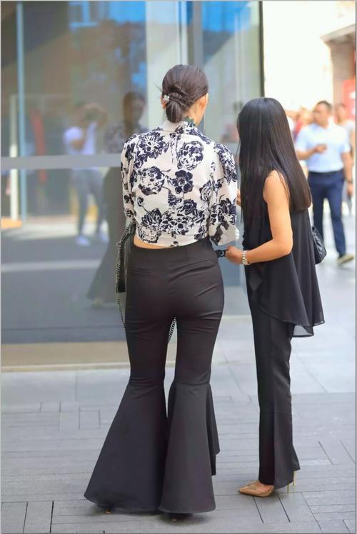 凹凸紧致的紧身裤美女展现出高挑修身的身材曲线