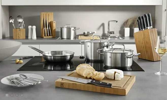 除家具行业以外,铝板在生活中的应用更加广泛,路边的招牌,广告牌