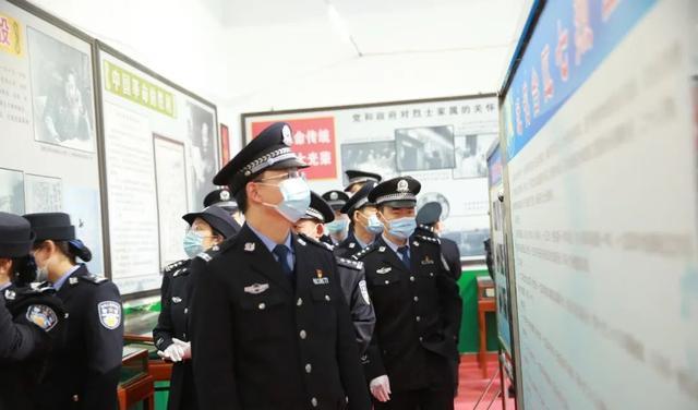 河南省第三监狱组织警察代表到禹州烈士陵园开展革命传统教育!