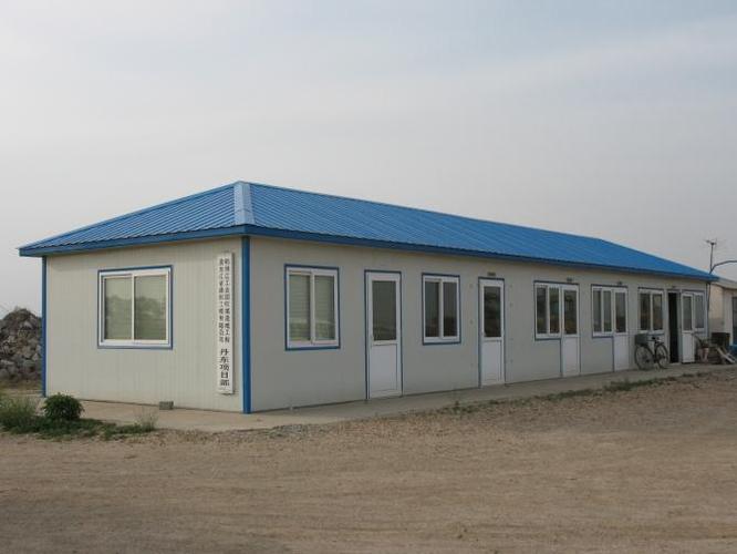 根据客户要求提供彩钢保温房,活动房,彩瓦,磷镁活动房,钢构二楼,车间