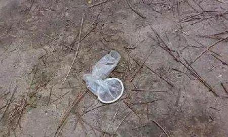 安顺虹山湖山体公园内疑似有情侣在此拍拍,内衣物随处