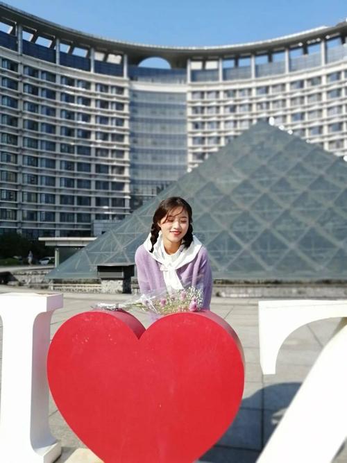 初见乍欢,久处仍怦然 徐鑫和潘梦婷是同班同学相识于2017年,徐鑫是