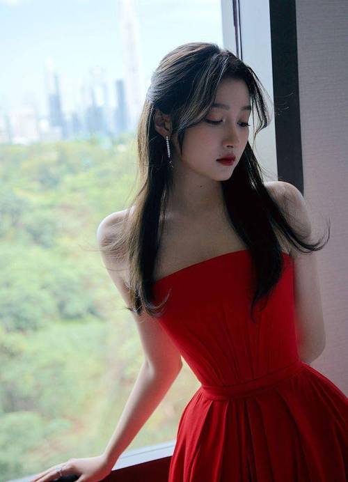 关晓彤拍摄"湾区升明月"中秋写真 穿大红礼服秀精致香肩