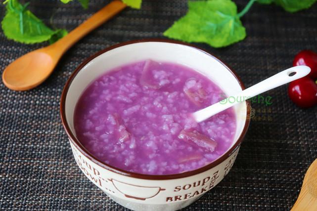 这粥叫紫薯粥,我家隔三差五就吃一次,漂亮的紫薯,又香又软,好看又好吃