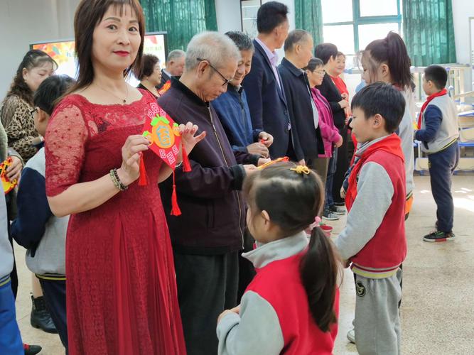 活动一开始,学生代表为爷爷奶奶们送上手工制作的重阳节礼物,表达对