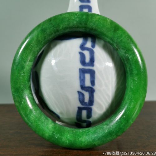 【旧藏】国外回流的清代时期帝王绿冰种翡翠手镯一支