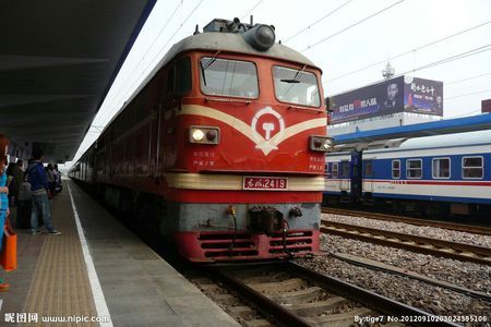 有时候是两个这种红色的火车头牵引