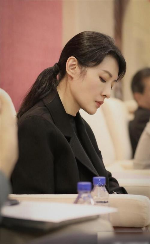 真正优雅的女人秋冬不会穿卫衣,学董卿,周涛这样穿,气质又优雅