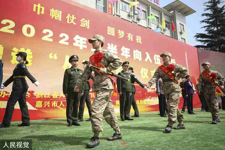 浙江嘉兴入伍女兵获赠龙泉宝剑仗剑从戎去圆梦正当时