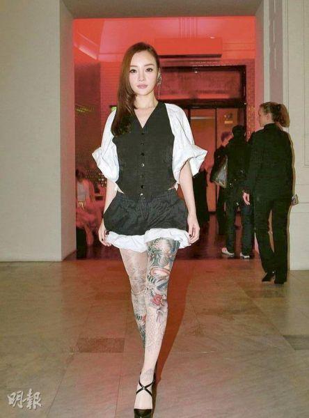 angelababy小性感巴黎看秀 李小璐纹身丝袜抢镜