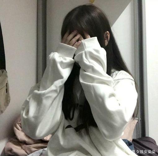 捂脸女生头像(图源网络)