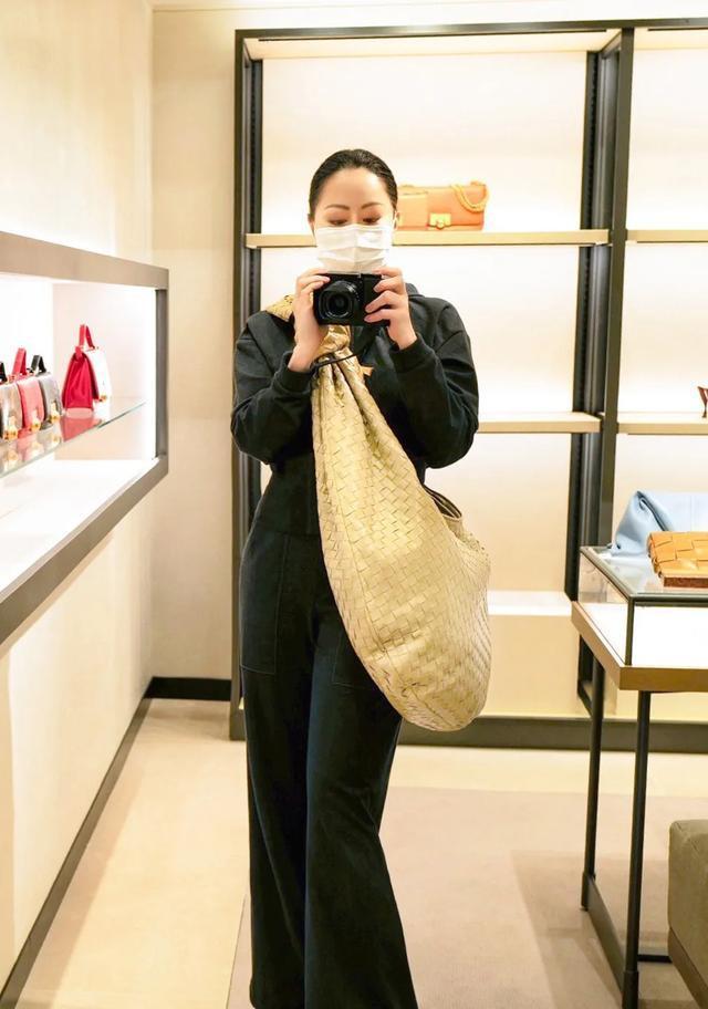 梅婷现身走机场,长大衣配4万2包有气场,穿小瘦裤45岁小腿好细