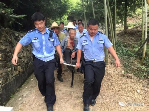 六旬老汉深山受伤,开化民警烈日下救援,汗水湿透警服