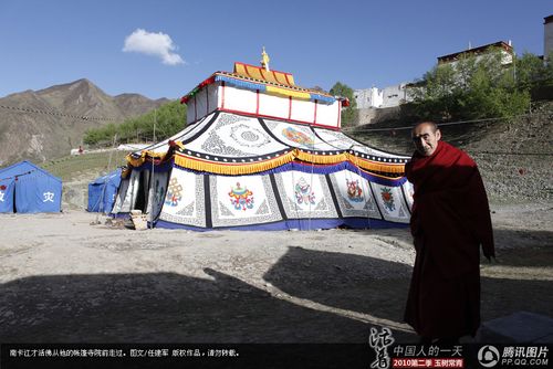 南卡江才活佛和他的帐篷寺院