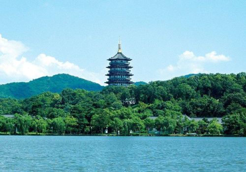 雷峰塔倒了,白娘子没见到,却在雷峰塔底发现地宫,挖出