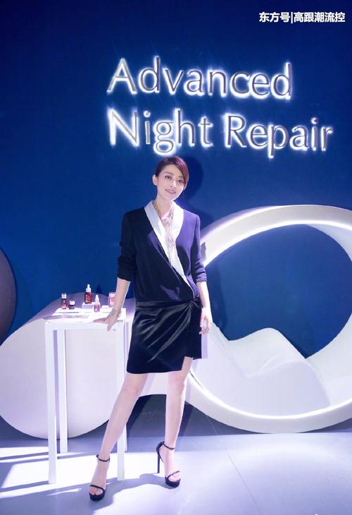 43岁梅婷扎起小辫,粉色连衣裙扮嫩,看到手上戒指网友不说话了