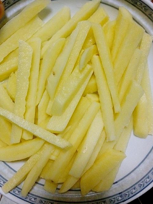 香辣土豆条的做法图解1