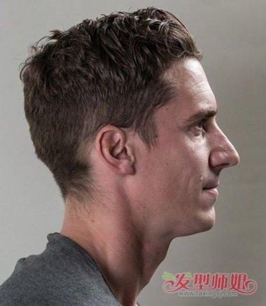 男生剃鬓角侧梳 纹理烫短发发型