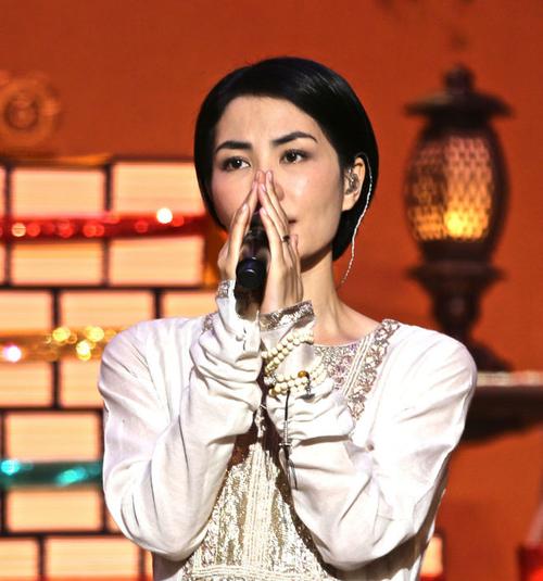 菲常摄影〕第三届世界佛教论坛王菲含泪演唱《心经》_王菲吧_百度
