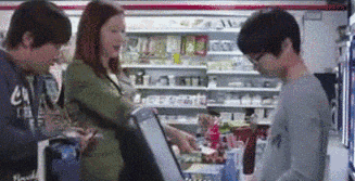 和女朋友逛超市谁买单?为收银员小哥的举动点赞!