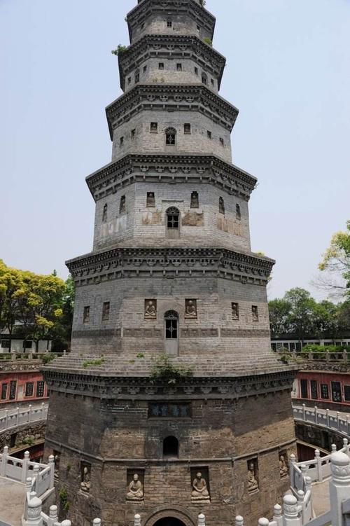 荆州万寿宝塔是湖北省又一处重要的古建筑,1956年被湖北省人民政府