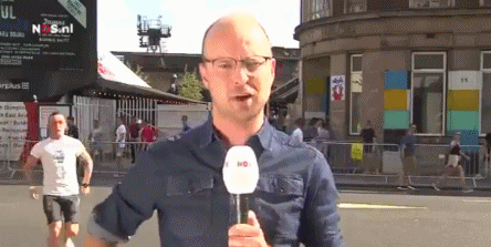 拍黄瓜呢?快乐的三狮球迷对着记者脑门一顿拍