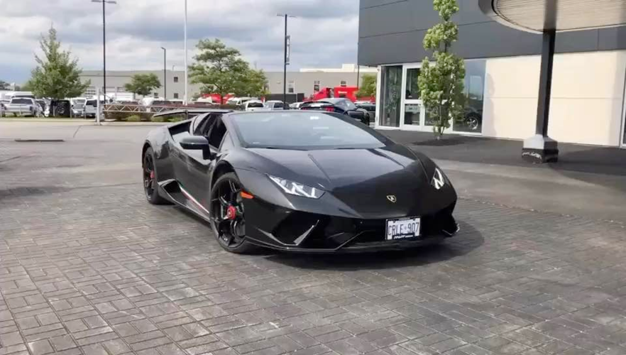 兰博基尼huracan黑色金属漆敞篷超跑