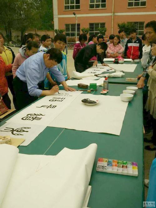 中国书法家协会会员,陕西长海刻字委员会主任徐光辉,闫仁杰先生开笔!