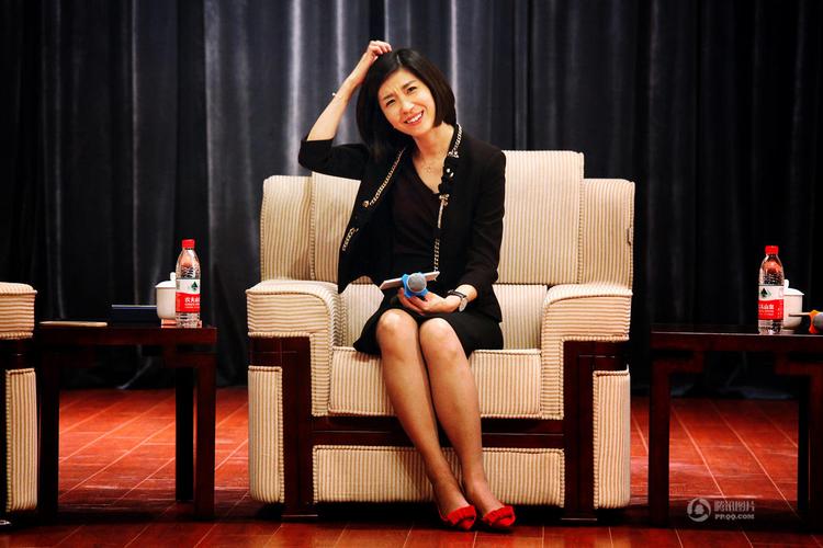 两会美女翻译张璐七年六上总理记者会