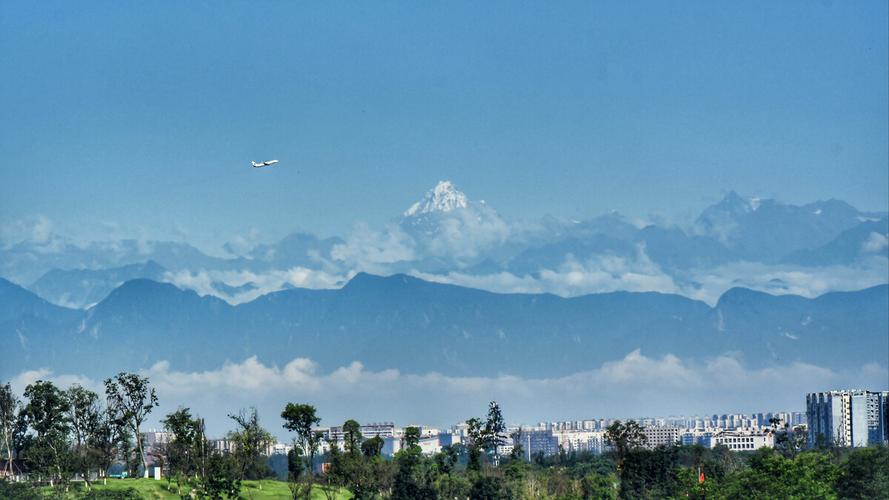成都市区又见西岭雪山