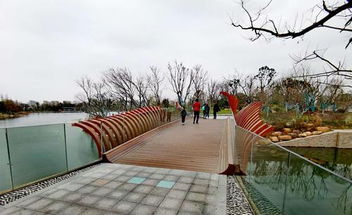 杭州丰收湖公园以微湖水景为主题,经过精心布局,雕凿,在开园一年后
