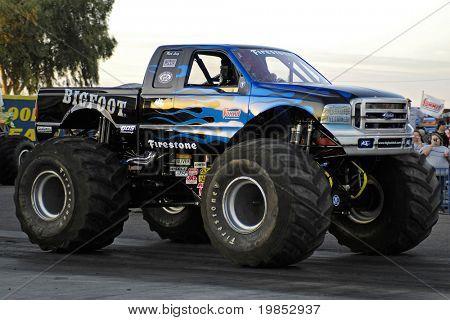 大脚怪卡车简笔画