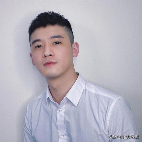 20岁以上的男生,夏季发型怎么剪才帅?剪这3款清爽帅气