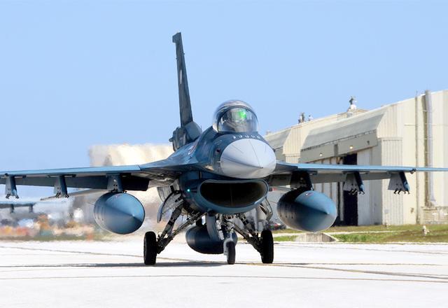 以f-16c/d型战斗型为蓝本设计,日本f-2战斗机性能如何?