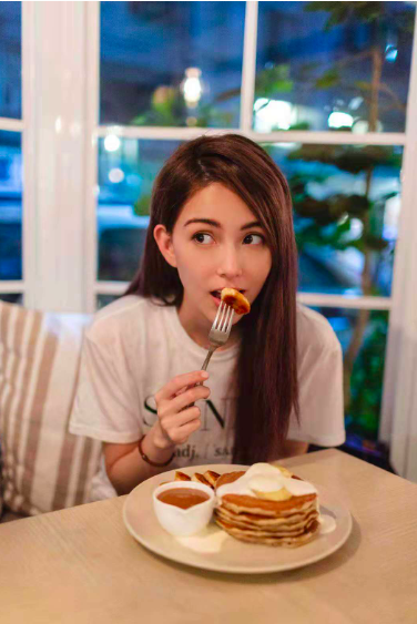 周杰伦老婆晒美食昆凌吃饭换造型锁骨明显却还吃3盘沙拉