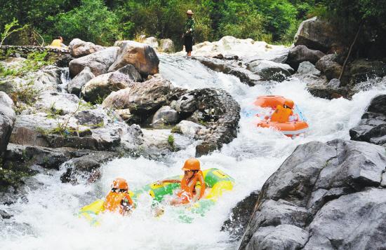 嵊州市目前有下王镇清溪漂流,甘霖镇剡溪竹排漂流及百丈飞瀑激情