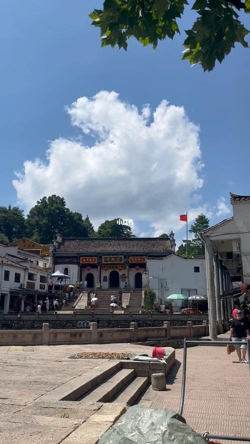 今日大暑,午后的九华山很热,天空也很美