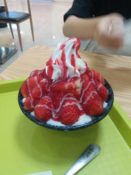 下雪的村庄下雪的村庄草莓雪花冰1份-北京美团网