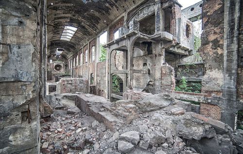 城市探险:波兰摄影师记录废弃建筑怪诞荒凉之美