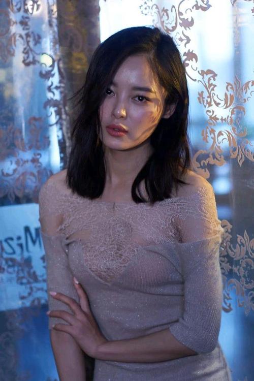 辛芷蕾靓丽写真,知性优雅