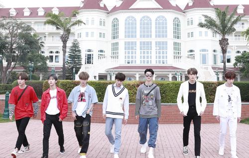 由乐华七子next组合七名成员担任mc的《少年可期》是个有很意思的