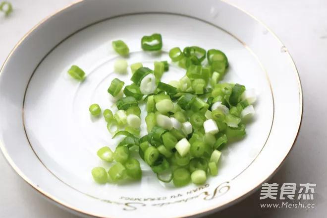 小葱碎加入汤内,装碗食用