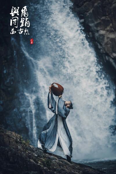 人生得意须尽欢,莫使金樽空对月.天生我材必有用,千金散尽还复来.
