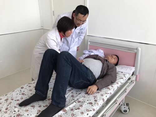 长治市二院老师对腹部触诊进行指导