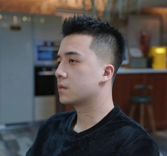 男生只会留寸头就out了2022流行六款发型剪完帅气又时髦