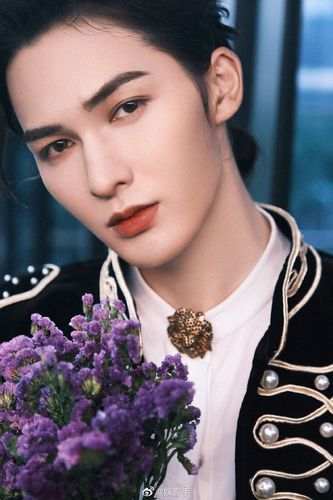 舞台上朱正廷就像一个王子,帅气有方 ,而且舞台表现力超级棒