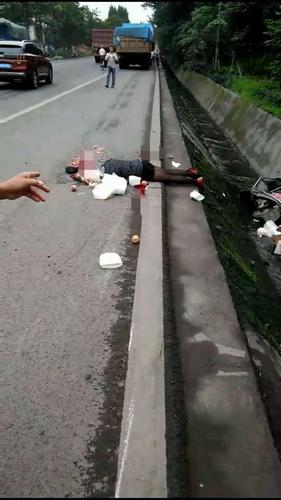 峨眉九里佛光水泥厂门口车祸,一女子被当场爆头!太惨了